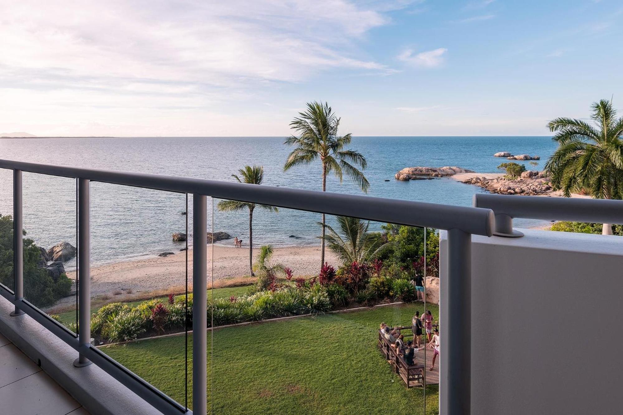 Coral Cove Apartments - Absolute Beachfront Resort Bowen Exterior foto